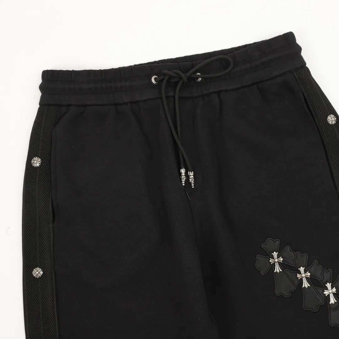 🅿️390 CH/Cro Heart Cross patch embroidered trousers. The fabric is made of custom woven composite fabric. It is dyed and then treated with wool. It is silky and super soft compared to the original version. The fabric texture has clear and obvious strands and excellent drape. The exquisite workmanship has reached foreign trade export standards. The cross on both sides of the front panel is embroidered with Sanskrit. It is fashionable and individual. It is super versatile and good-looking. It is a must-have for fashionable men and women. It is unparalleled in terms of upper body comfort. size：XS-L